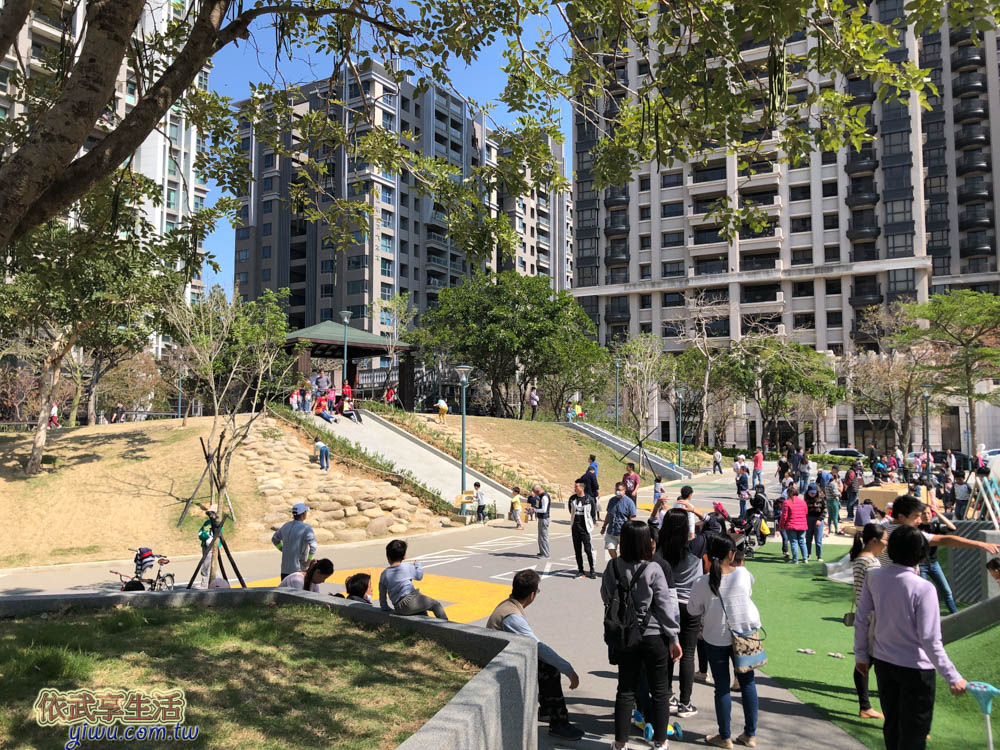 ［新竹親子景點］關新公園/日光公園~超大磨石溜滑梯/攀爬架~創意黑板塗鴉牆