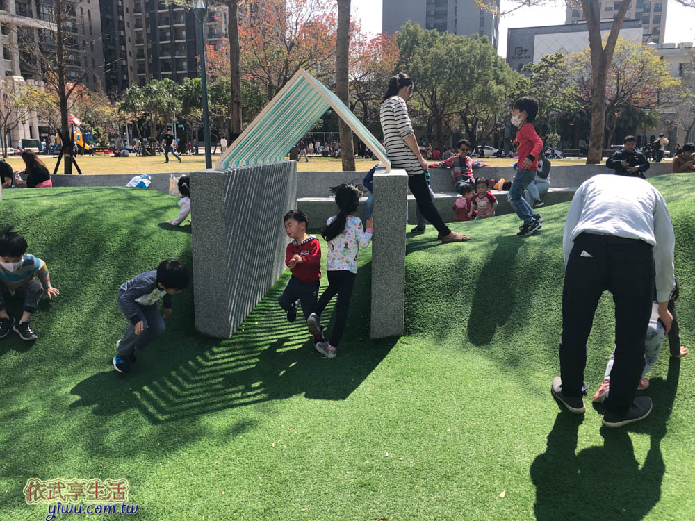 關新公園山丘溜滑梯