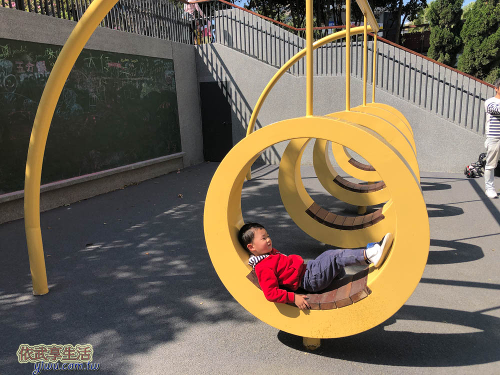 關新公園塗鴉板前四個圓圈圈