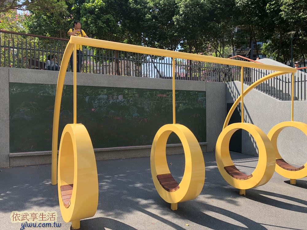 關新公園塗鴉牆前四個圓環