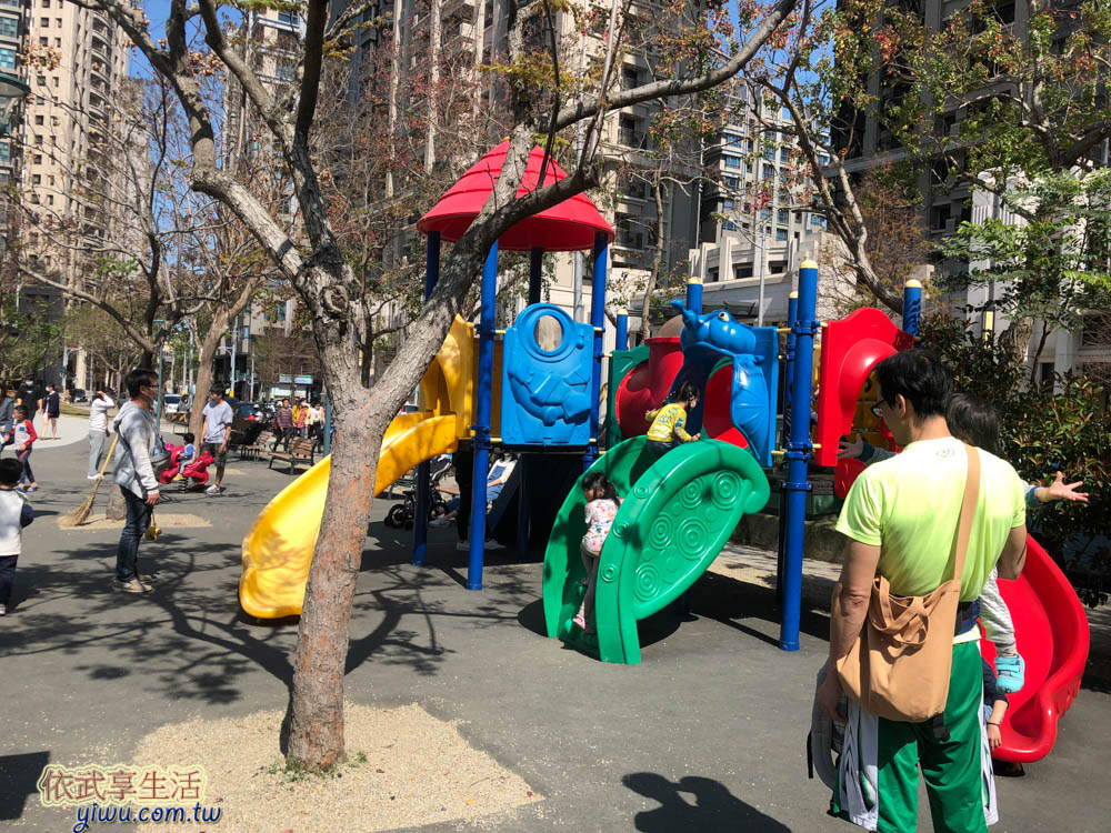 關新公園塑膠溜滑梯