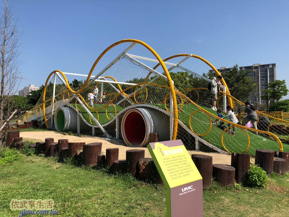 新竹樹林頭公園草皮溜滑梯