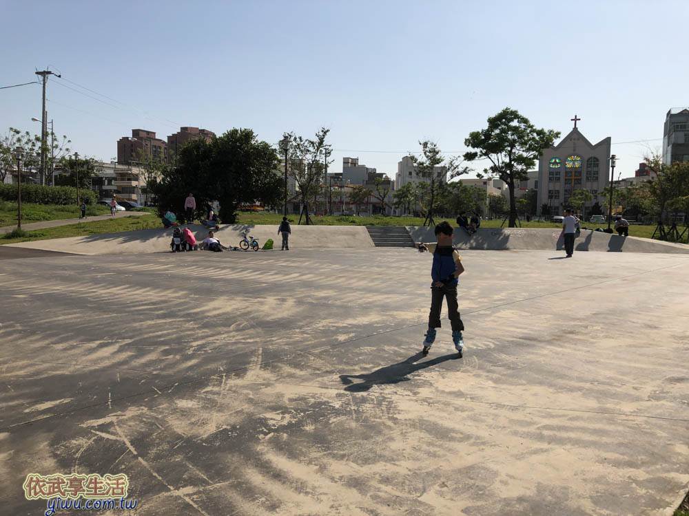 〔新竹親子景點〕樹林頭公園~大型竹籬迷宮+汽車造型草皮攀繩溜滑梯+盪鞦韆+沙坑~孩子們跑跳的好地方