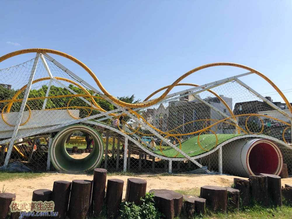 新竹樹林頭公園草皮溜滑梯