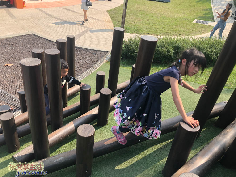 風禾公園木樁平衡木