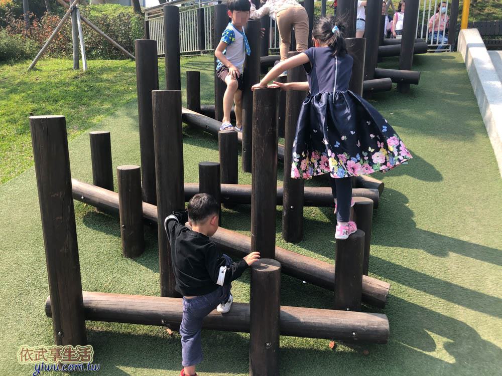 風禾公園木樁平衡木