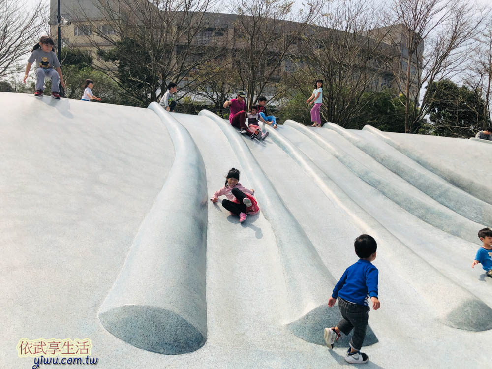 苗栗貓裏喵親子公園扇形貝殼溜滑梯