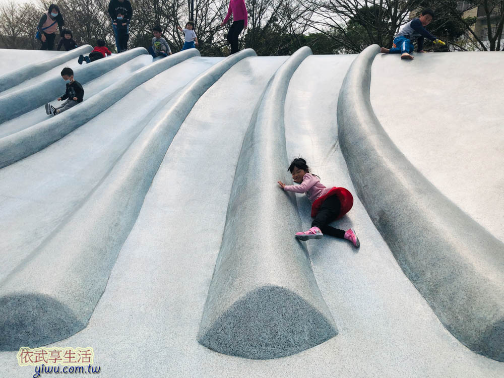 苗栗貓裏喵親子公園扇形貝殼溜滑梯