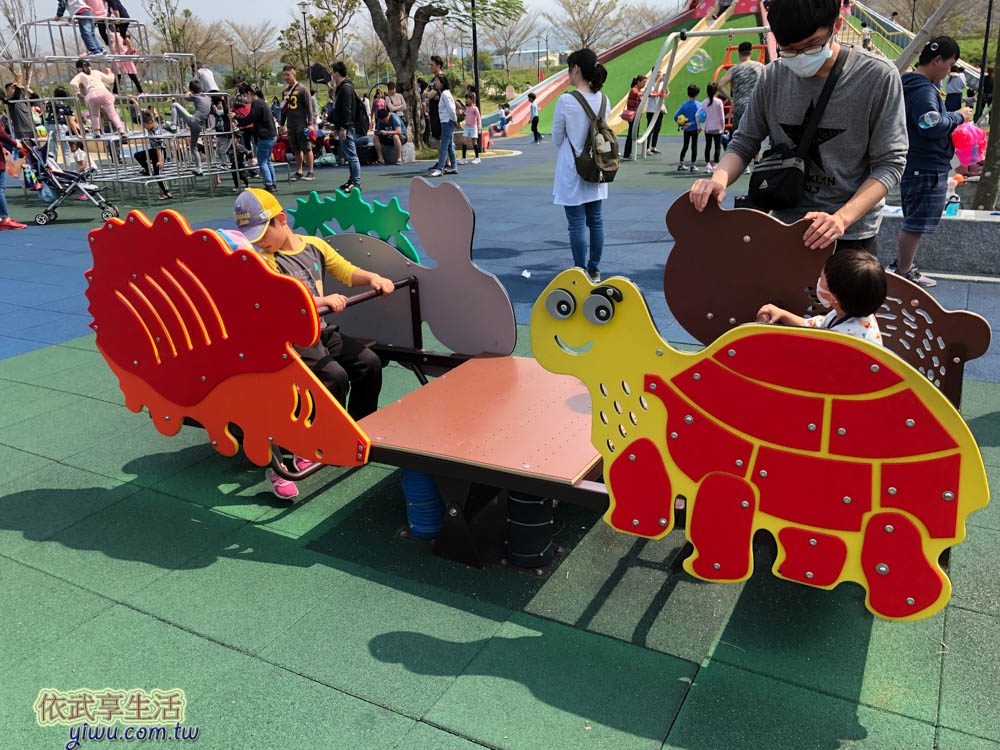 苗栗貓裏喵親子公園共融翹翹板