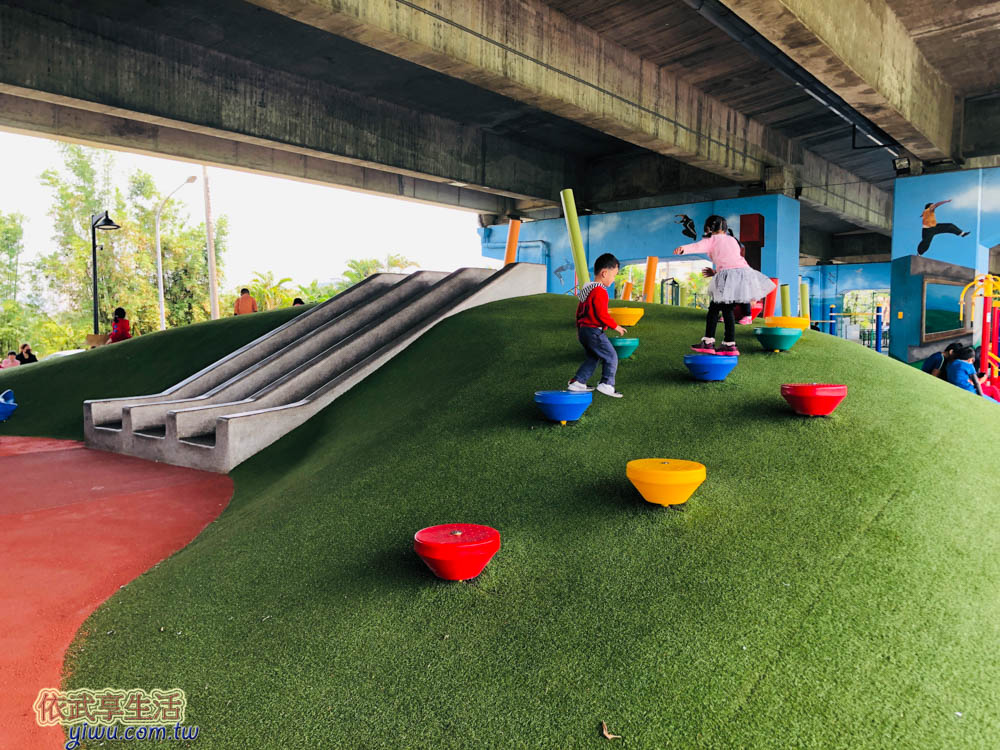 桃園國2橋下兒童冒險公園山丘溜滑梯區