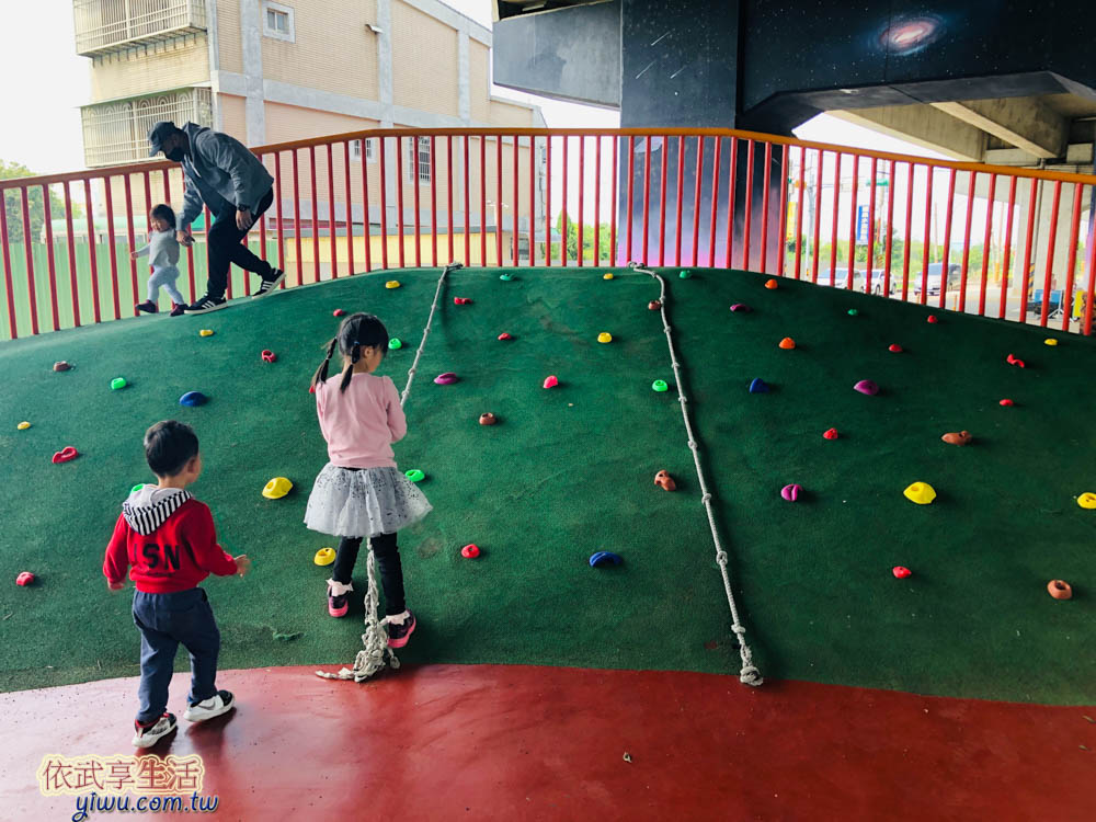 桃園國2橋下兒童冒險公園小型拉繩攀岩區