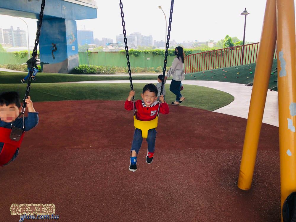 桃園國2橋下兒童冒險公園親子鞦韆爬竿遊具