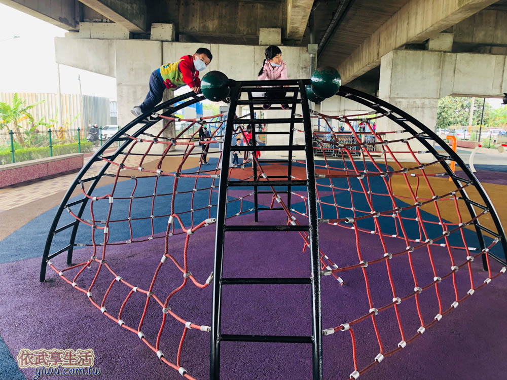 桃園國2橋下兒童冒險公園半圓形攀爬網