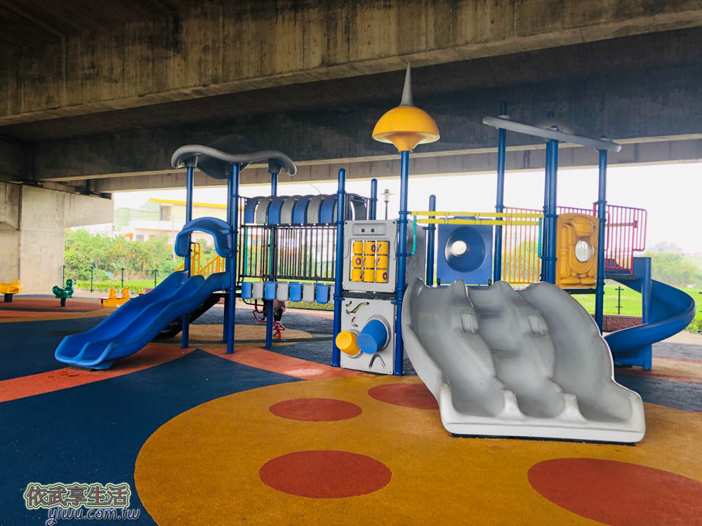 桃園國2橋下兒童冒險公園太空船溜滑梯區