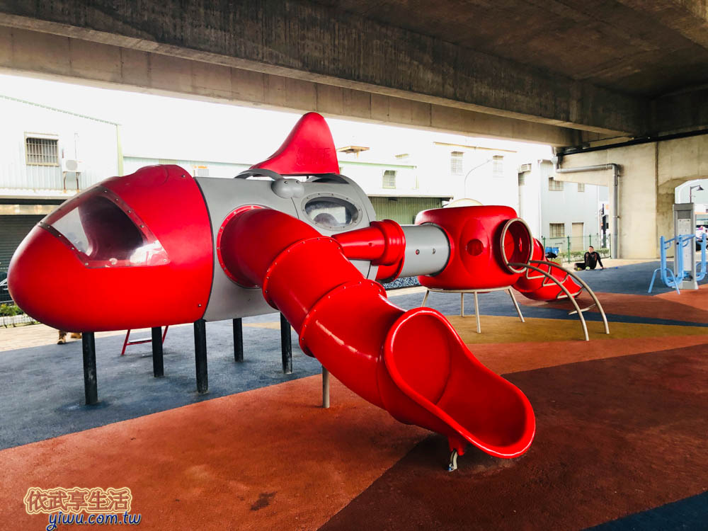 桃園國2橋下兒童冒險公園紅飛機兒童遊戲場