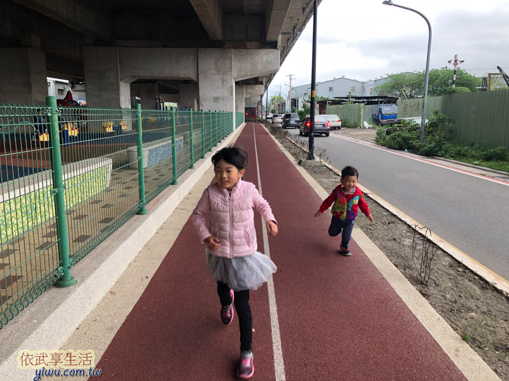 桃園國2橋下兒童冒險公園PU跑道
