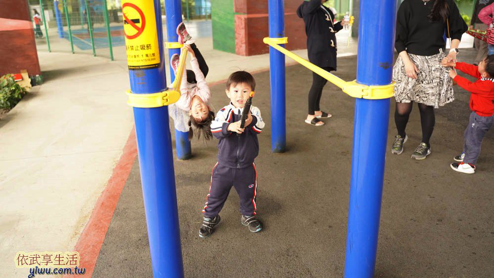 桃園國2橋下兒童冒險公園雙槓