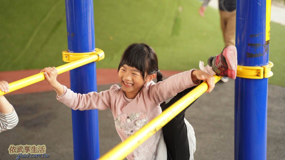 桃園國2橋下兒童冒險公園雙槓