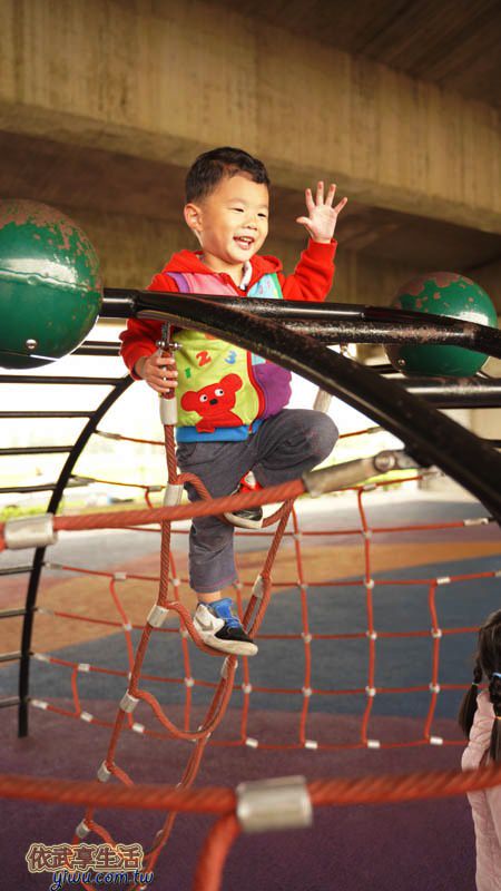 桃園國2橋下兒童冒險公園半圓形攀爬網