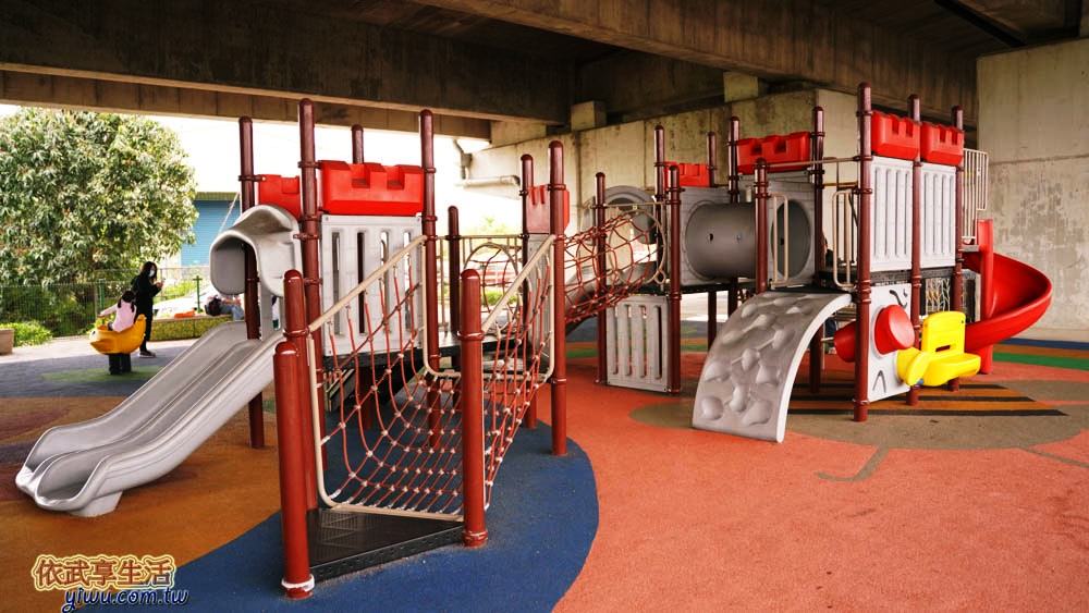 桃園國2橋下兒童冒險公園城堡攀爬網溜滑梯區