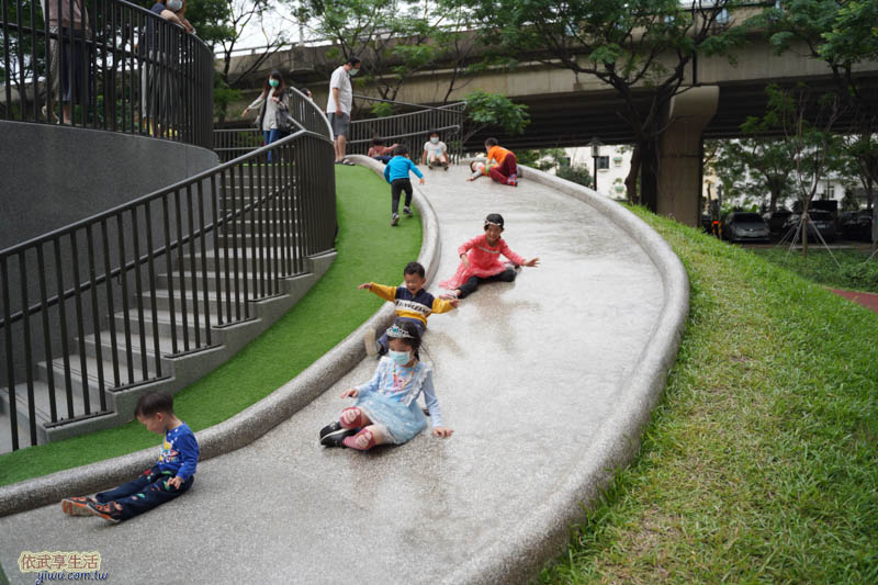 新竹綠光公園溜滑梯