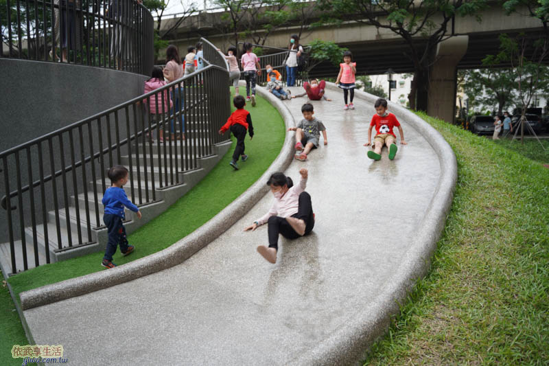 新竹綠光公園溜滑梯