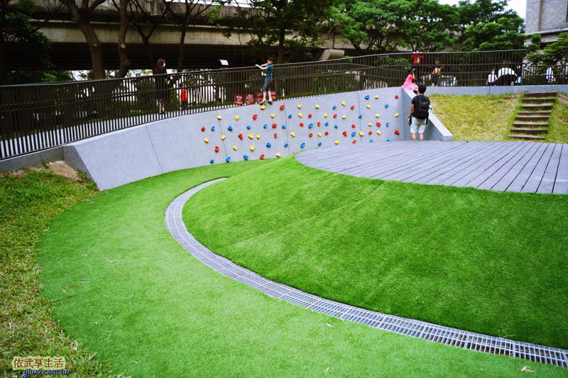 新竹綠光公園攀岩牆前的平台