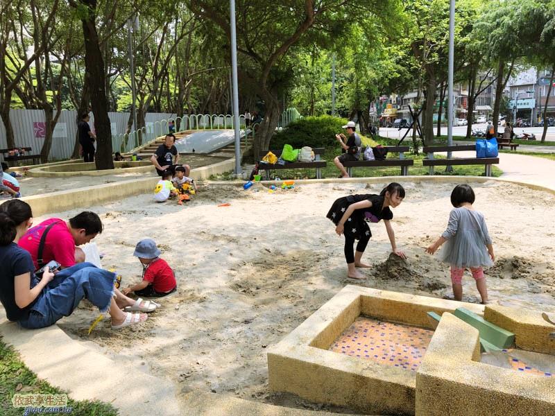新竹公園大沙坑特色遊戲場的大沙坑