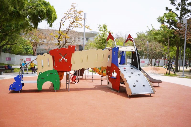 新竹公園大沙坑特色遊戲場溜滑梯