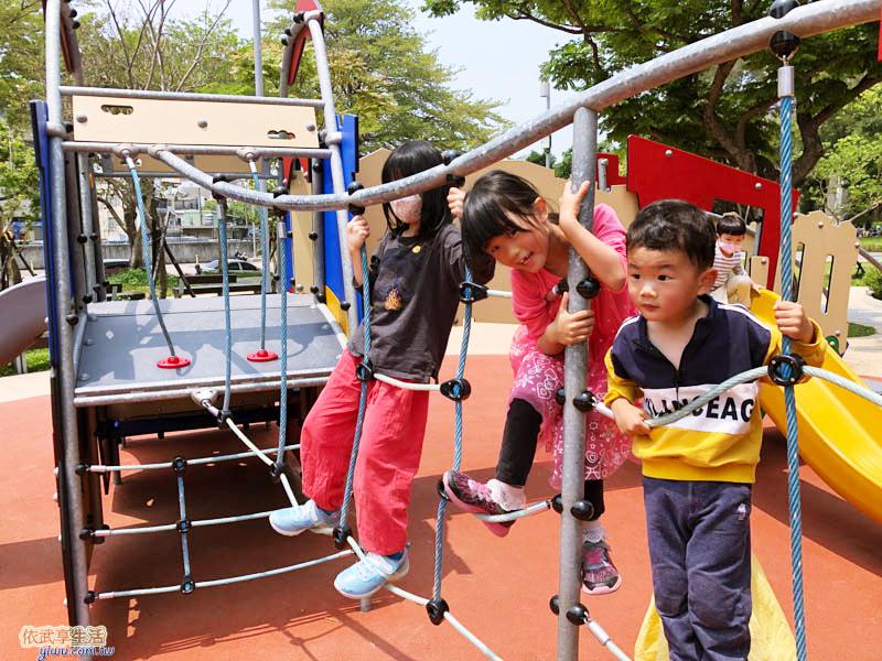 新竹公園大沙坑特色遊戲場溜滑梯