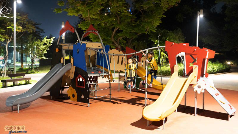新竹公園大沙坑特色遊戲場溜滑梯夜拍