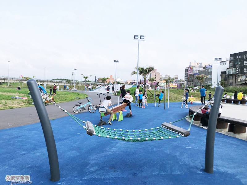 南寮運動公園繩索搖床