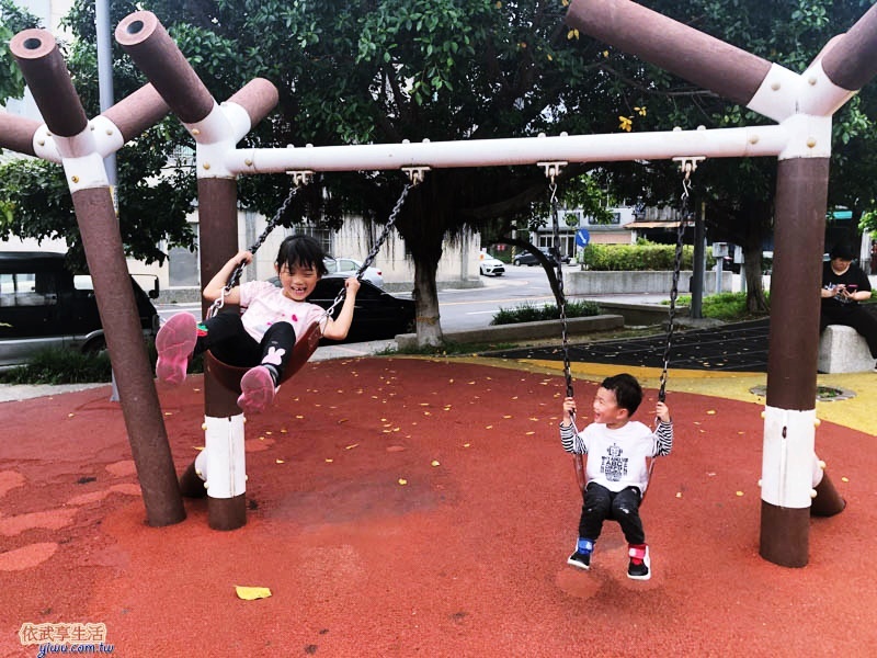 新竹竹東中正公園(兒童公園)盪鞦韆