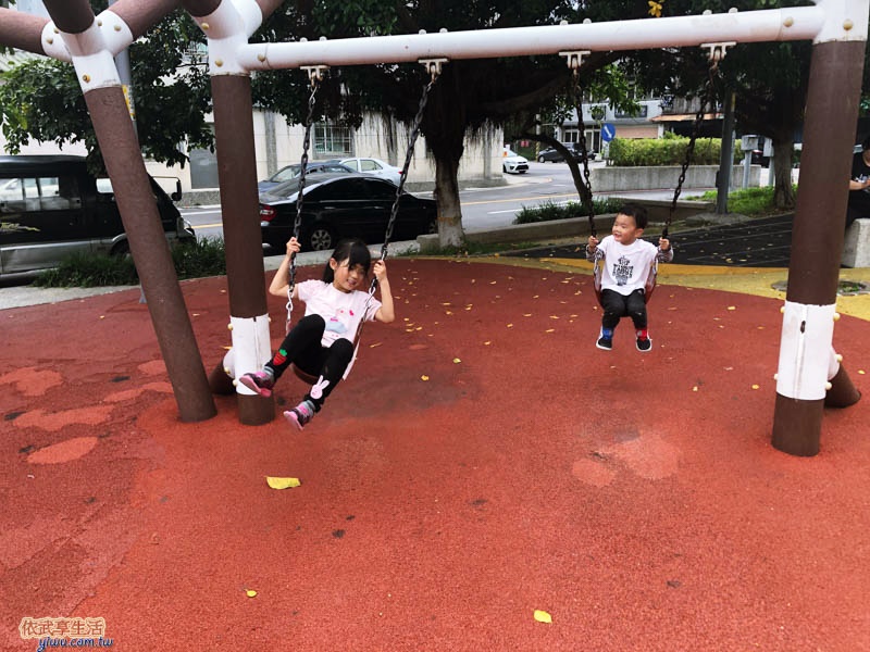 新竹竹東中正公園(兒童公園)盪鞦韆
