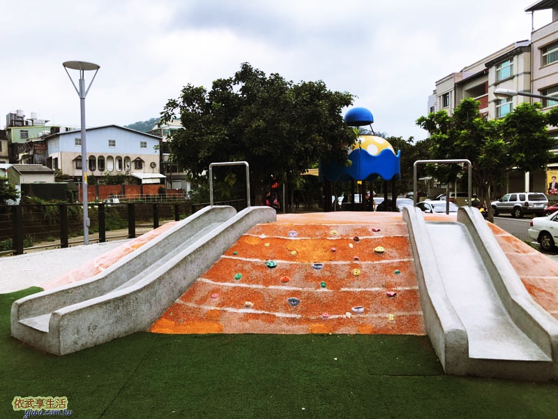 新竹竹東中正公園(兒童公園)溜滑梯