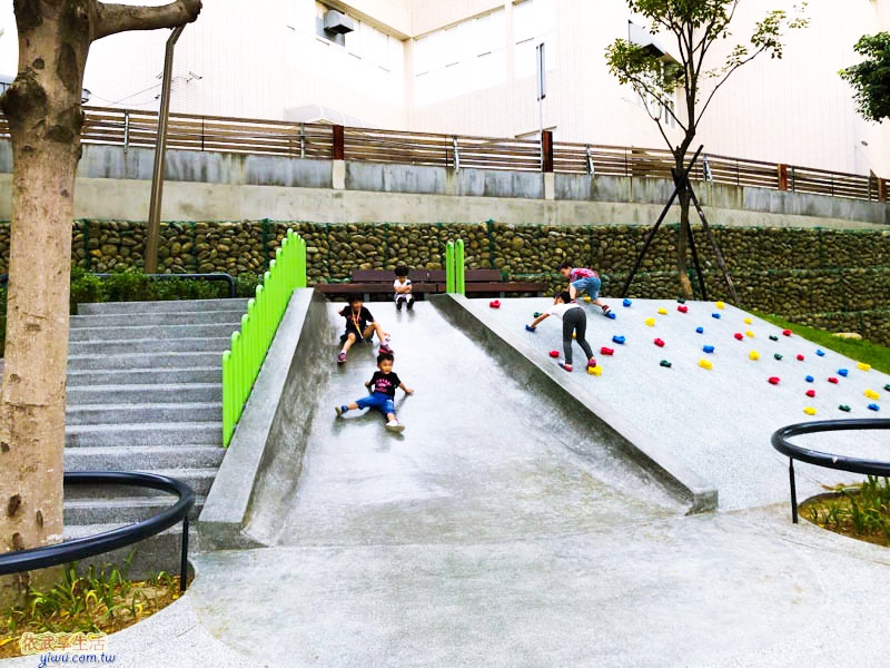 新竹南大公園磨石子溜滑梯
