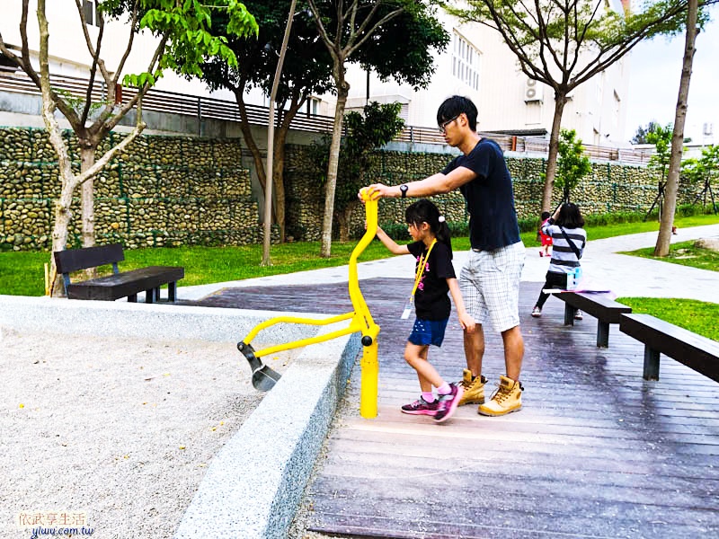 南大公園碎石坑挖土機