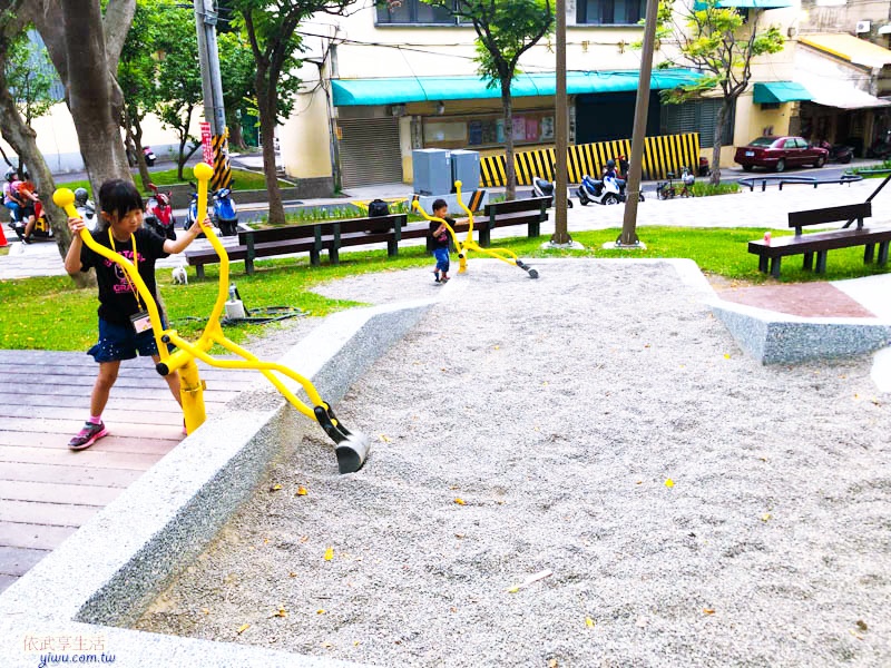 南大公園碎石坑挖土機