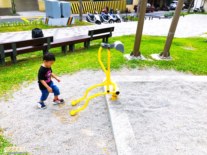 南大公園碎石坑挖土機