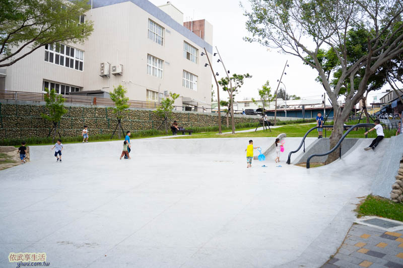 南大公園碗公溜滑梯