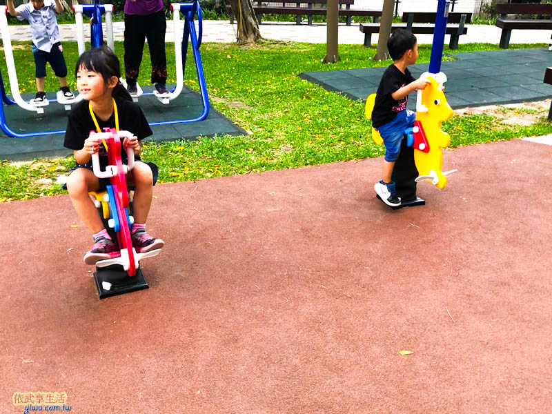 南大公園搖搖馬