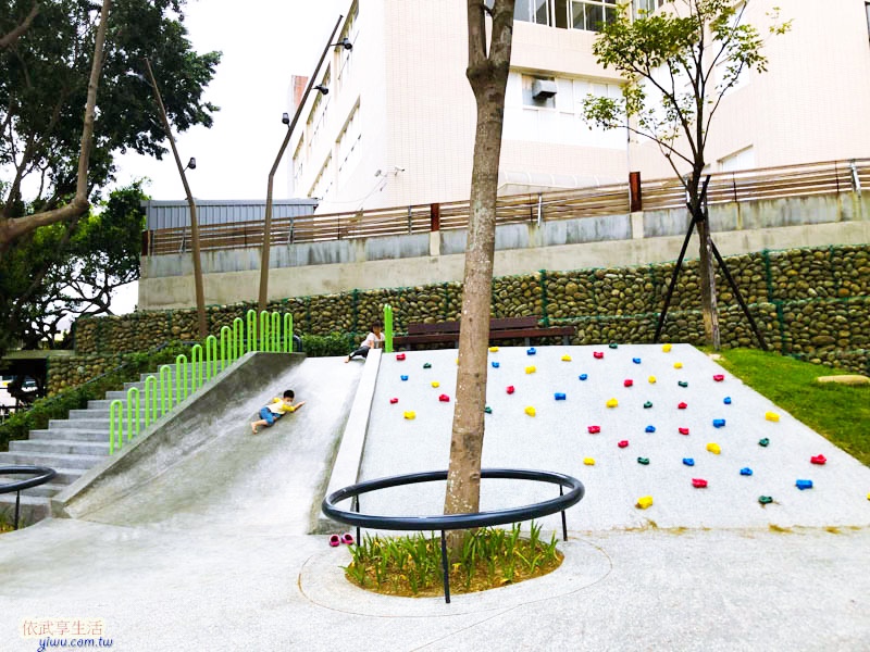 新竹南大公園磨石子溜滑梯