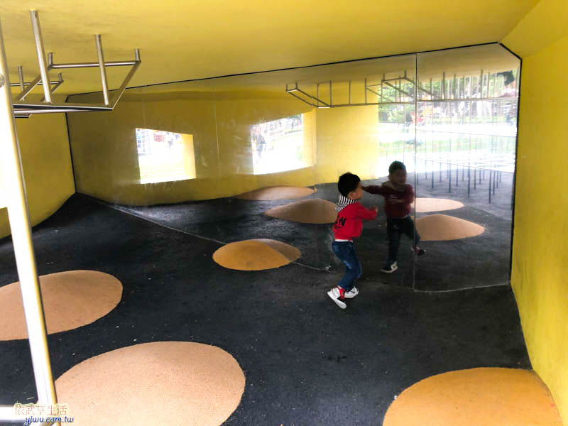 隆恩圳親水公園溜滑梯下面鏡子