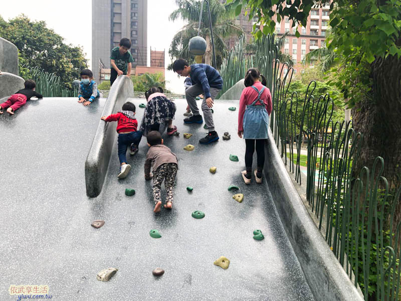 隆恩圳親水公園攀岩坡面