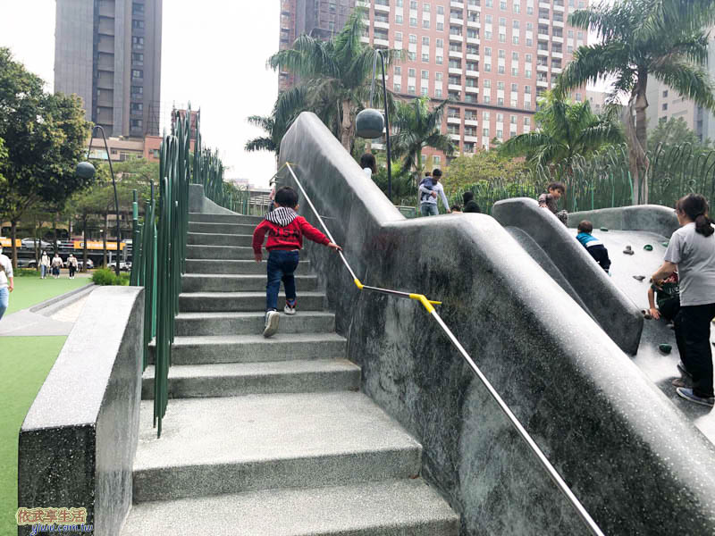 隆恩圳親水公園溜滑梯樓梯