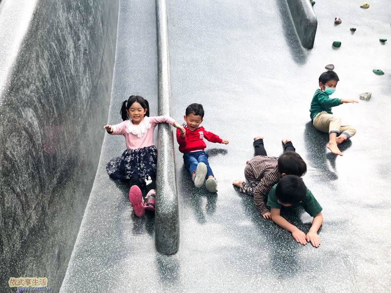 隆恩圳親水公園溜滑梯