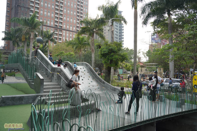 隆恩圳親水公園溜滑梯