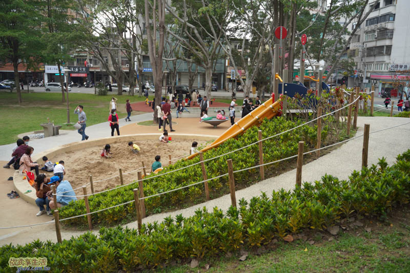 中央公園沙坑溜滑梯