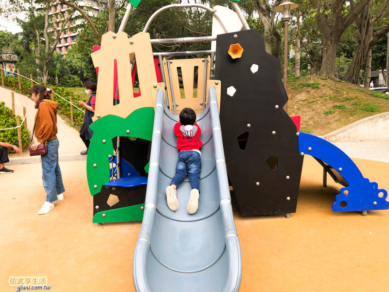 中央公園機械造型溜滑梯
