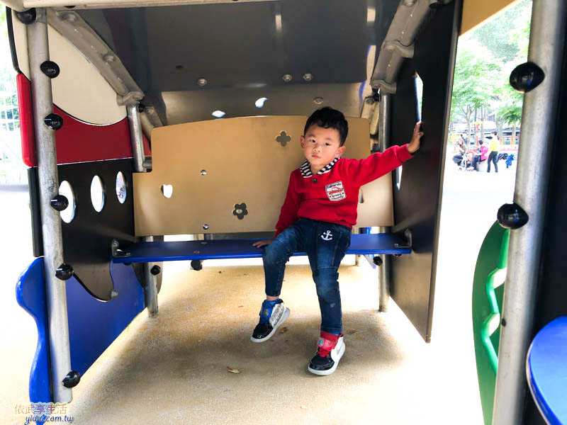 中央公園機械造型溜滑梯下椅子